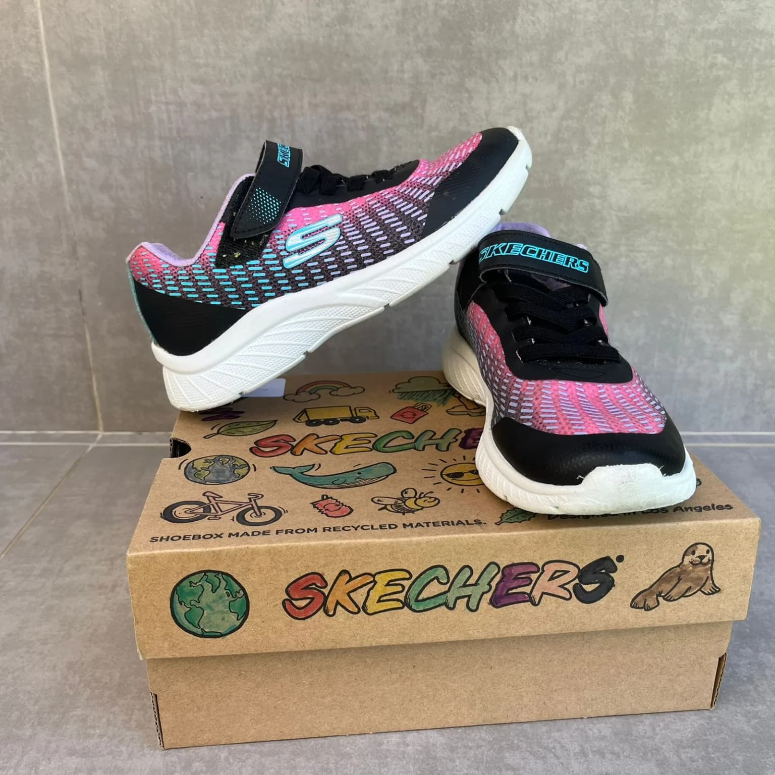 zapatillas deportivas para niños de la marca Skechers, modelo Microspec Plus.